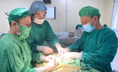 Phẫu thuật khẩn cấp ‘cứu’ tinh ho&#224;n của nam sinh 16 tuổi bị xoắn giờ thứ 8