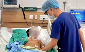 H&#225;i nấm rừng về ăn, 2 vợ chồng h&#244;n m&#234;