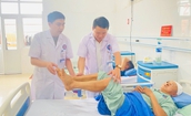 Tấm gỗ đổ v&#224;o đầu khiến người đ&#224;n &#244;ng chấn thương sọ n&#227;o nặng