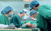 Vi phẫu cứu ng&#243;n tay đứt l&#236;a cho nam c&#244;ng nh&#226;n
