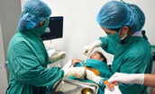 V&#236; sao bố mẹ khỏe mạnh sinh con mắc bệnh di truyền?
