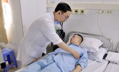 Cứu sống người đ&#224;n &#244;ng nhiều lần tim ngừng đập