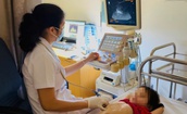 Th&#243;i quen nướng cua đ&#225; ăn, b&#233; g&#225;i 4 tuổi đồng nhiễm nhiều loại giun s&#225;n gan, phổi