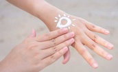 Bộ Y tế y&#234;u cầu r&#224; so&#225;t to&#224;n diện c&#225;c loại kem chống nắng tr&#234;n to&#224;n quốc, kiểm tra chỉ số SPF