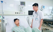 Chạy đua với thời gian cứu nam thanh ni&#234;n bị thang m&#225;y kẹp cổ