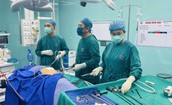Thiếu ni&#234;n 13 tuổi bị d&#226;y sắt đ&#226;m xuy&#234;n bụng g&#226;y thủng ruột non, ruột gi&#224;