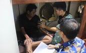 T&#224;u hải qu&#226;n vượt s&#243;ng lớn đưa 2 ngư d&#226;n bị bệnh nặng tr&#234;n biển v&#224;o đất liền