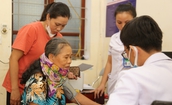 Y b&#225;c sĩ TP HCM đến với b&#224; con v&#249;ng t&#226;m lũ miền T&#226;y Nghệ An