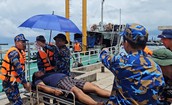 T&#224;u hải qu&#226;n kịp thời đưa ngư d&#226;n gặp nạn đi cấp cứu