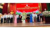 Thứ trưởng Nguyễn Tri Thức trao quyết định c&#244;ng nhận Chủ tịch Hội đồng Trường Đại học Điều dưỡng Nam Định 