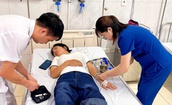 Người phụ nữ bất ngờ l&#234;n cơn co giật, mất &#253; thức tr&#234;n phố được b&#225;c sĩ cứu sống