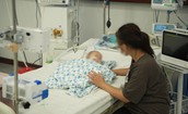 B&#233; trai 15 th&#225;ng tuổi nguy kịch v&#236; uống phải tinh dầu đuổi muỗi