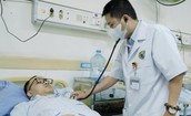 Video b&#225;c sĩ &#233;p tim trước cửa ph&#242;ng kh&#225;m cứu người đ&#224;n &#244;ng bất ngờ ngừng tim tại viện