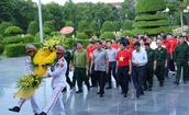 Thứ trưởng Đỗ Xu&#226;n Tuy&#234;n c&#249;ng đo&#224;n Hội Cựu chiến binh Bộ Y tế tri &#226;n c&#225;c Anh h&#249;ng, Liệt sĩ tại Điện Bi&#234;n