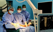&#202;-k&#237;p b&#225;c sĩ lu&#226;n phi&#234;n thực hiện nhiệm vụ của TPHCM ở
C&#244;n Đảo cứu sống bệnh nh&#226;n chấn thương nặng