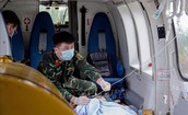 Trực thăng bay trong đêm vận chuyển bệnh nhân nguy kịch về đất liền