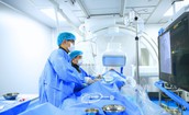 Nghẹt thở giành sự sống cho du khách nước ngoài 3 lần ngừng tim