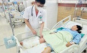 Đắp lá ớt chữa vết thương, người phụ nữ 65 tuổi nguy cơ mất chân