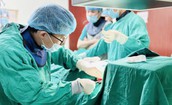Người đàn ông bị lưỡi máy cắt văng trúng mặt