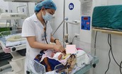 Chữa bệnh bằng kim khâu và đốt đèn, trẻ 33 ngày tuổi lờ đờ, thiếu máu nặng