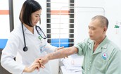 Tắm nước lá chữa ngứa hơn 2 tháng, người đàn ông tổn thương da toàn thân