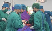 Bác sĩ hiến máu, trực tiếp thực hiện ca mổ cứu sống nam thanh niên bị vỡ thận