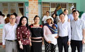 Đoàn công tác Bộ Y tế thăm, tặng quà cơ sở y tế và trẻ em có hoàn cảnh khó khăn ở Đắk Lắk