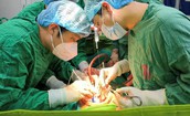 Cứu sống thiếu niên bị vết thương thấu bụng nguy kịch