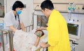 Cấp cứu bé gái 3 tuổi bị cổng sắt kẹp cổ