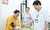 Bé gái 4 tháng tuổi mắc bệnh da hiếm gặp, viêm phổi tái diễn được điều trị ổn định