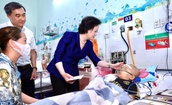 Phó Thủ tướng Phạm Thị Thanh Trà xúc động khi đến thăm các bệnh nhi tại giường bệnh