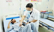 2 giờ ‘vô hiệu hóa’ đầu vòi xịt vệ sinh cắm sâu trong trực tràng nam bệnh nhân 