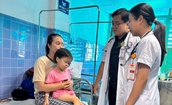  Búi tóc lớn nằm trong dạ dày cháu bé 4 tuổi