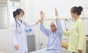 Cú ngã tưởng chừng vô hại khiến cụ ông 72 tuổi suýt mất mạng