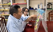 Những người thầy thuốc lặng lẽ níu giữ niềm vui tuổi già