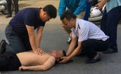 Trên đường đi làm về gặp người bất tỉnh bên đường, các y bác sĩ lao vào cấp cứu 
