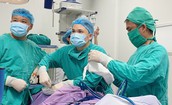 Cấp cứu đồng thời hai bệnh nhân nguy kịch tại Cô Tô