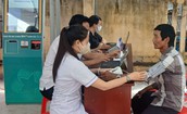 Người dân từ đô thị đến nông thôn ở Khánh Hòa được bác sĩ khám sức khỏe miễn phí