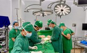 Cứu một trẻ sơ sinh bị dị tật hở thành bụng, ruột lòi ra ngoài