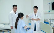 Sau 3 ngày phẫu thuật gãy xương do tai nạn, tay bé gái đã vận động được