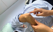 Đau buốt khuỷu tay 2 tuần, xét nghiệm hé lộ nguyên nhân ít ngờ tới