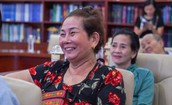Đến bệnh viện điều trị, bệnh nhân được… xem phim và cười