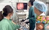Cắn gãy thìa nhựa khi ăn sữa chua, bé 20 tháng tuổi phải nhập viện cấp cứu