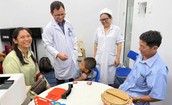Em bé Campuchia lần đầu nghe thấy âm thanh cuộc sống nhờ bác sĩ Việt Nam