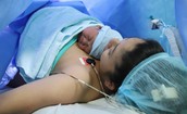 Khó thở, sưng phù chân sau sinh cảnh báo bệnh nguy hiểm gì?