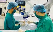 Tìm lại ánh sáng cho cậu bé 13 tuổi mắc bệnh mắt bẩm sinh, biến chứng nặng