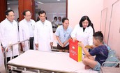 Chủ tịch Ủy ban Trung ương MTTQ Việt Nam Bùi Thị Minh Hoài thăm, tặng quà Trung thu tại Bệnh viện Nhi TW
