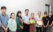 Trao Kỷ niệm chương 'Vì sức khỏe nhân dân' cho gia đình người hiến tạng