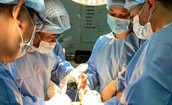 Tháo nẹp vít sau 4 năm, phẫu thuật gặp khó