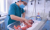 Bé trai sinh non ở TPHCM mắc bệnh vảy cá hiếm gặp